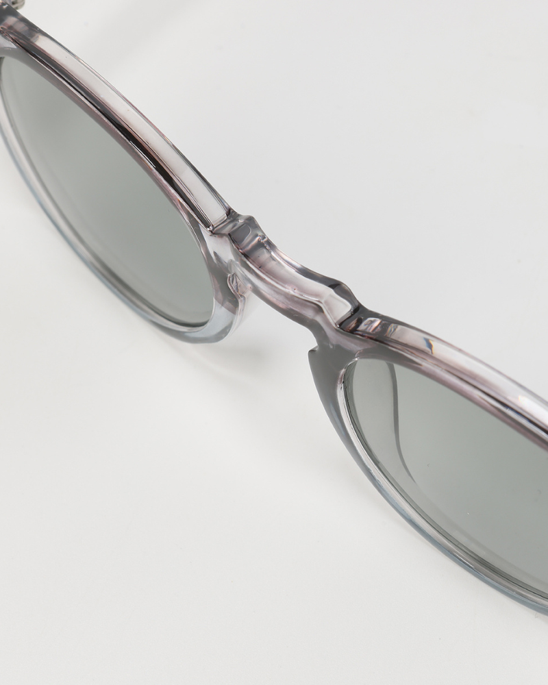 Polarized Sunglasses with Timeless Elegance